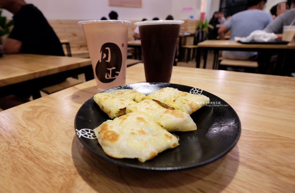 【台中西區 】日正豆漿-台中消夜早餐選擇.燒餅油條蔬食三明治豆花飯糰.廣三sogo商圈美食