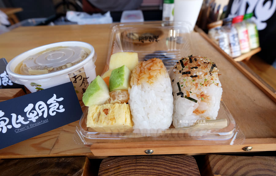 台中太平│陳氏朝食-新光國小對面早餐盒會附上水果和玉子燒組合的日式飯糰