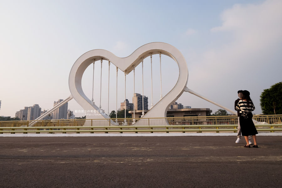 台中南區│西川橋-大大的純白愛心.情侶打卡熱點.在柳川2.0綠能生態河.旁邊還有海鷗形狀的崇倫橋及玉音橋.還沒完工.請注意安全