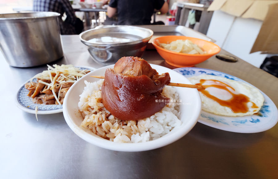 台中南屯│三代爌肉飯-在地老店，油亮亮滷透爌肉飯必點，辣椒不要忘記，用餐時間排隊排到門外了