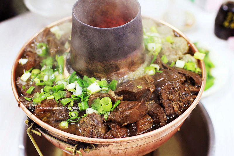 台中南屯│清真恩德元餃子館-人氣炭燒牛羊肉火鍋.特色鮮味丸子火鍋.滿滿的牛肉和牛肉丸.水餃麵食粉絲.火鍋熱炒小菜炒麵.台中火鍋推薦