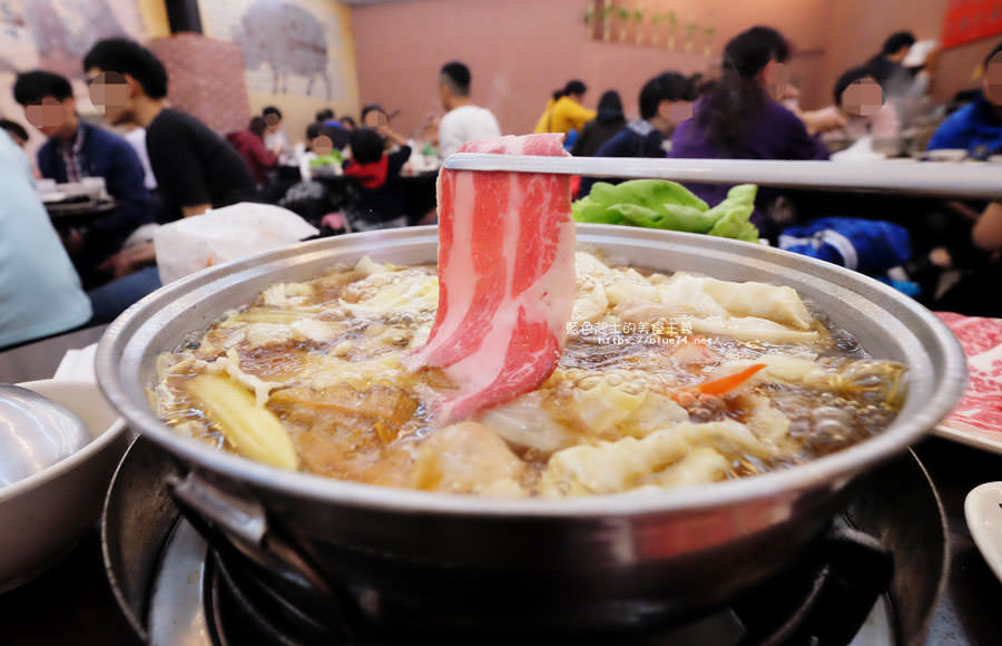 台中南屯│賢哥牛肉爐-來自彰化.走過一甲子的祖傳牛肉湯頭及自製沙茶醬.也有豬肉鍋