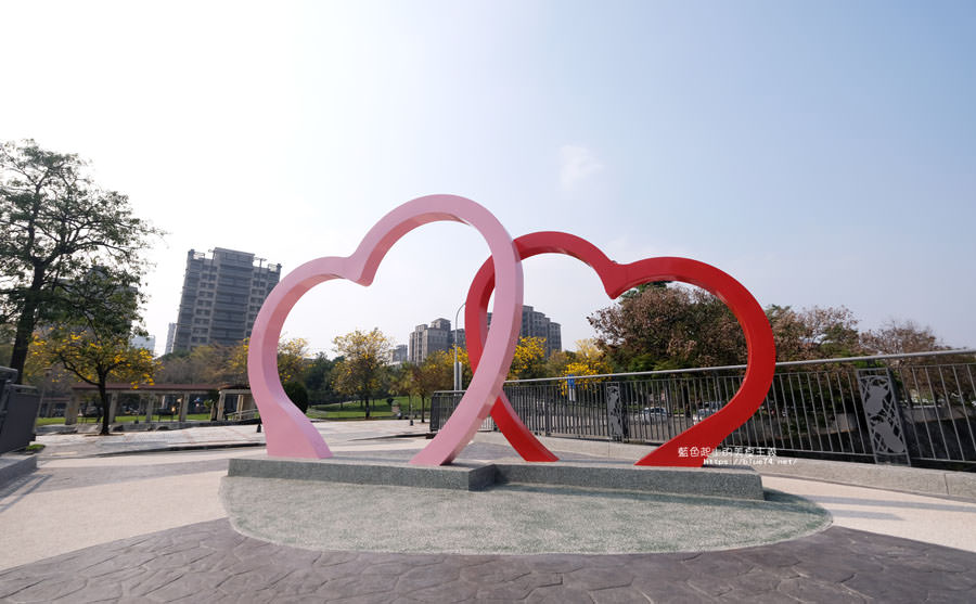 台中南屯│豐富公園-擁有大片草地的台中愛心家園.好適合野餐喔.還有隱藏版雙心打卡點及金黃風鈴木