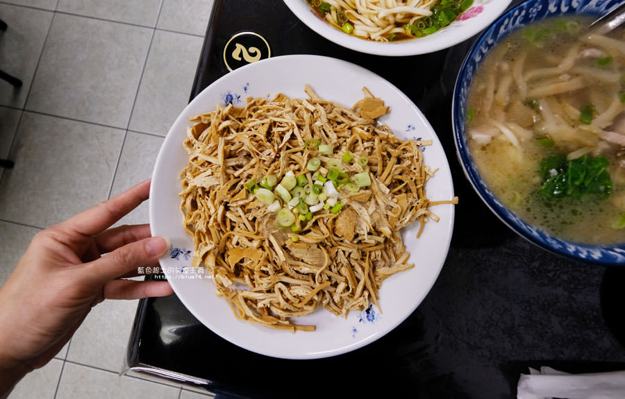 台中東勢│老鄰居麵食小吃部-招牌豆干必點，東勢小吃推薦，清美小吃部對面