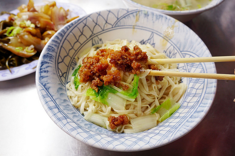 台中大甲│市場無名麵店-乾麵陽春麵胡麻麵餛飩湯小菜.消夜多了一個選擇.嘉家樂肉丸隔壁幾家.前有糖炒栗子