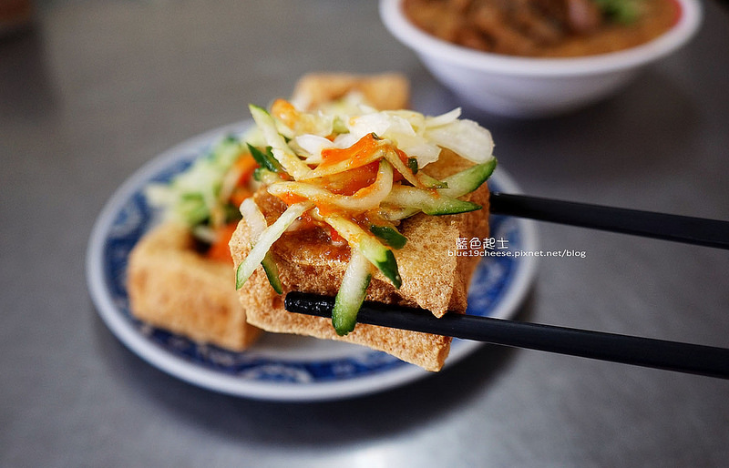 台中西屯│成功陳臭豆腐廣福分店-大腸麵線蚵仔麵線.料多實在.臭豆腐很有存在感.前面道路車速很快.小心行走及停車