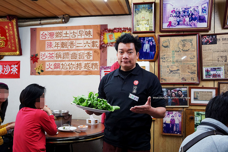 台中中區│台灣陳沙茶火鍋-不用擔心不知道要點什麼.一切有口才超好的火鍋老師幫你搞定.歡樂笑聲吃火鍋.推黃金豆皮燕丸酸菜肉.各大報章雜誌介紹.電子街巷弄美食.近第一廣場