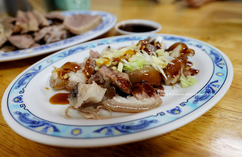 台中沙鹿│鵝肉小吃部-沙鹿近五十年在地老店，鵝肉豬腳什錦麵滷大腸頭，海線顏清標大哥推薦，近光田醫院，四平街和鎮南路7-11旁