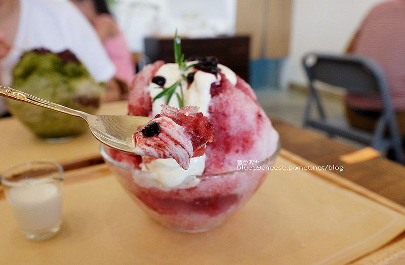 台中清水│順道菓子店-海線日式刨冰及限量泡芙美食推薦.日式復古風裝潢.曾是空姐老闆娘赴日學習甜點.清水熱門IG打卡點.清水公學校日式宿舍群旁