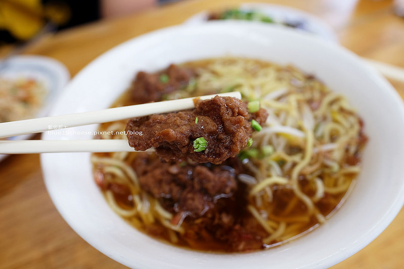 台中清水│陳大牌排骨麵-清水十幾年老店，推超軟嫩去骨又入味的排骨麵，炒飯香氣夠不油膩