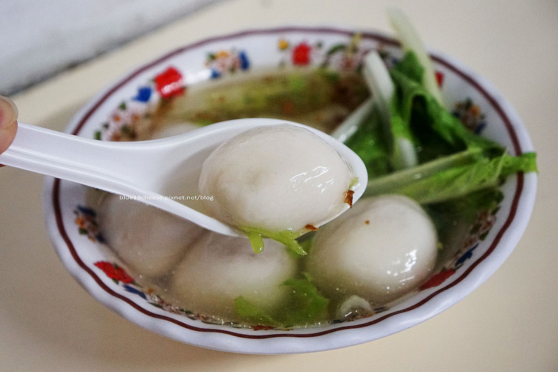 台中清水│清水光復街夜市無名肉圓仔湯-肉圓仔湯必吃.皮Q內餡肉燥鹹香.花生豆花.甜湯圓.鹹湯圓.燒粉圓.冬至元宵.清水夜市晚餐消夜好去處.在地30幾年老店.一元牛排旁.晚上才營業.無住址.附上隔壁住址