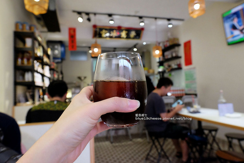 台南東區│榮寓冰室-肥肥可愛店貓，吃著道地港式美食看著牆上香港新聞台電視，小香港美髮店對面巷子進入