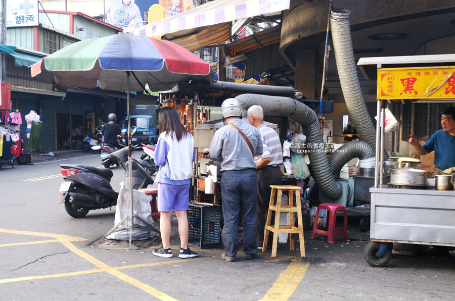 台中沙鹿│沙鹿香腸伯-近50年香腸伯烤肉攤，沙鹿的下午點心跟宵夜場，大腸包小腸、碳烤米血、魷魚都來一份