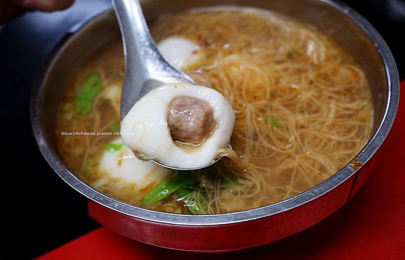 【台中西區】樂群湯圓之家-人氣排隊美食，就算一起併桌也要吃，雞絲麵鮮肉湯圓和紅豆花生小湯圓都來，元宵冬至，台中三大湯圓之一