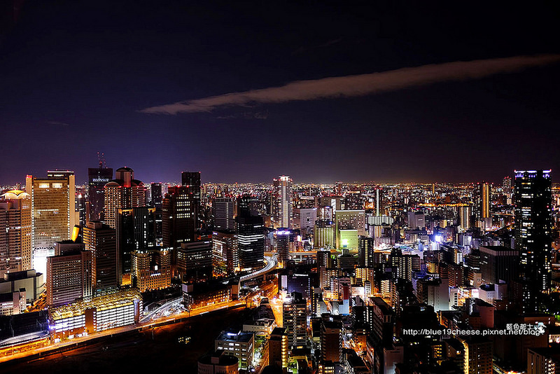 【日本大阪】空中庭園展望台-173公尺的梅田藍天大廈.飽覽大阪360度百萬夜景.還有像銀河星光的步道.完全開放型展望台.美不勝收.大阪推薦景點