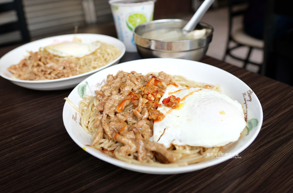 台中西屯│無名豬肉鐵板麵-台中人氣早餐，經濟又實惠銅板美食，從發財車到店面，鐵板麵份量有誠意，辣菜脯好夠味