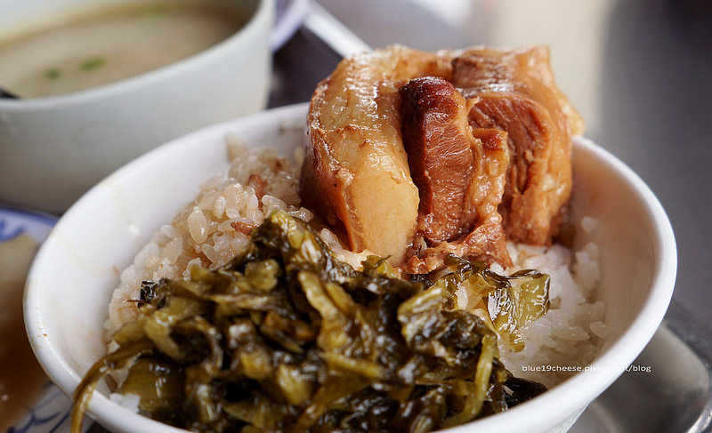 【台中東區】蕭爌肉飯大川醬油-凌晨五點就吃的到大智路蕭爌肉飯入味肥肉帶膠質爌肉了，酸菜隨你夾，小菜湯品價格親民，近台中火車站