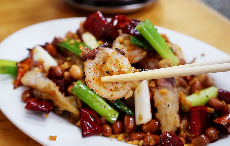 【台中神岡】奇香小館-炒飯炒麵燴飯湯麵，七味小卷和五更腸旺及鹹酥蝦好吃，家庭用餐朋友聚餐，鑫成豬血湯和東利牛肉麵斜對面