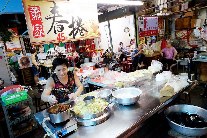 【嘉義東區】蕭家春捲-六十年老店，把麵條包進春捲裡，吃完很飽足，王家牛雜湯對面