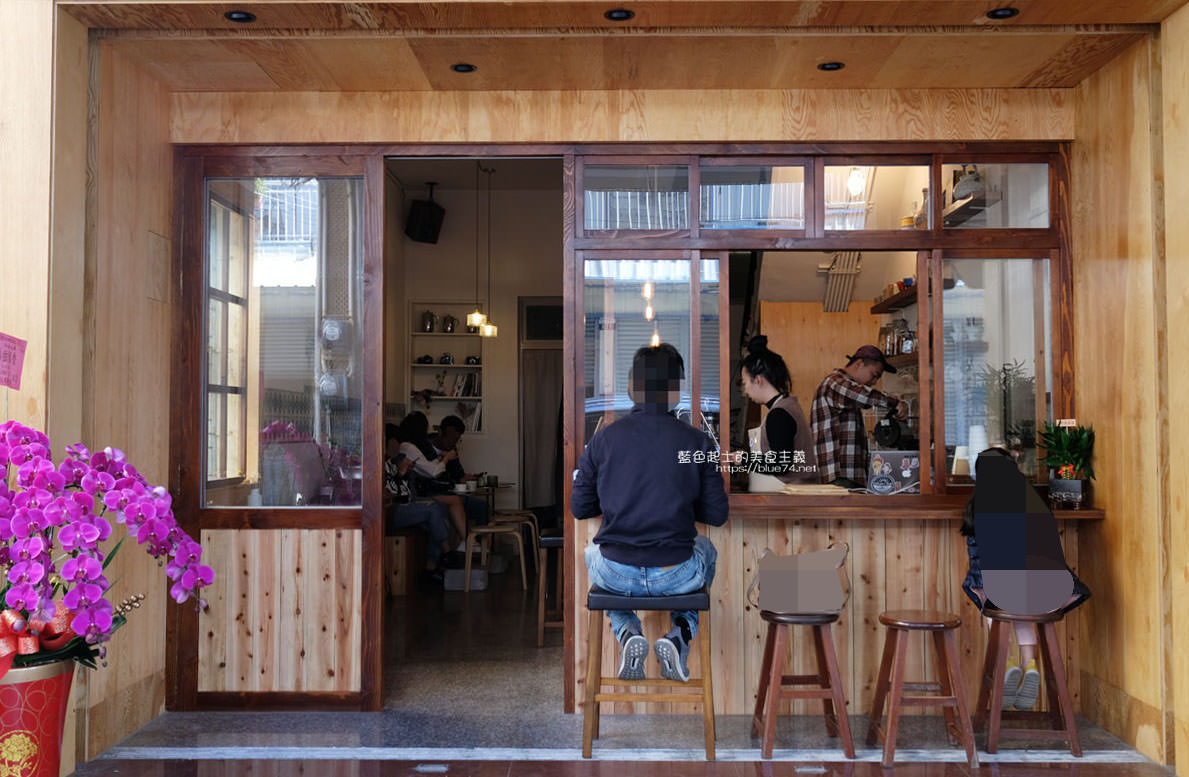 台中東勢│二餘草堂咖啡工作室-東勢自家烘焙咖啡甜點店，老屋新生結合木質風格