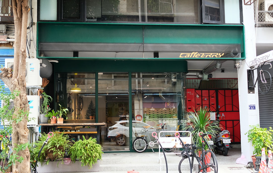 台中西區│仁將caffe terry-單車主題咖啡館，還有店狗仁將