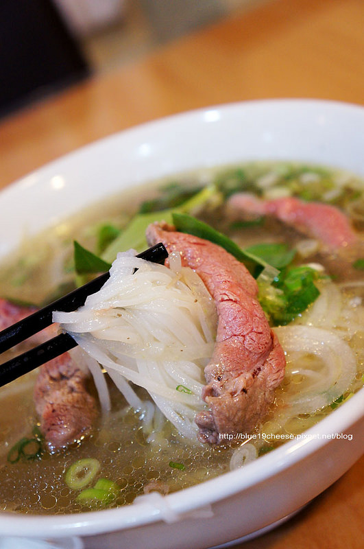 【台中越南美食】 小西貢越南小吃牛肉河粉 – 隔壁桌一群歪國人耶