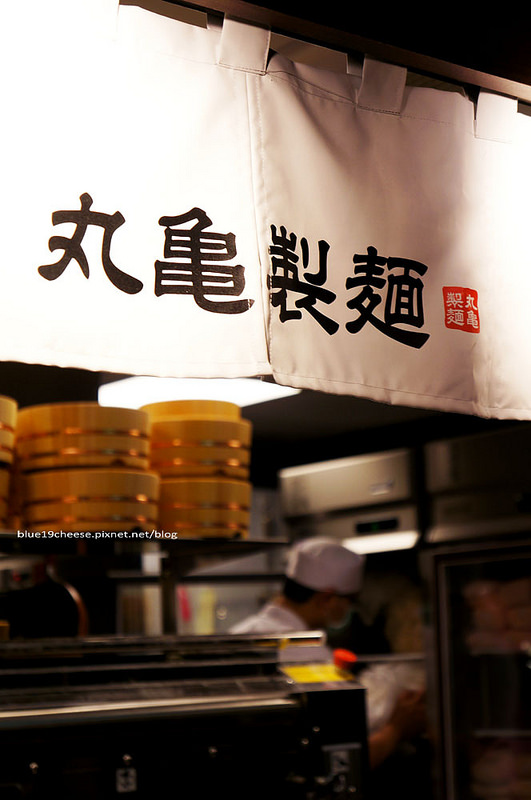 【台中烏龍麵美食】丸龜製麵 讚岐烏龍麵 – 炸物自己夾.配料自己加.料理過程透明化.台中新光12F (加映:水相乳酪蛋糕)