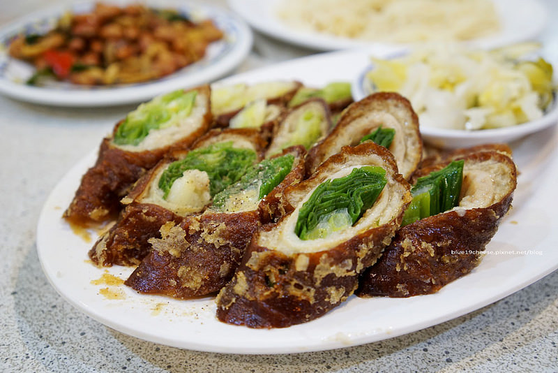 台中東區│精武路菜脯雞-酥炸肥腸必點.烏骨雞乃超級健康食用肉.性味甘平.補虛退熱.還不趕快來補一下.食尚玩家推薦美食