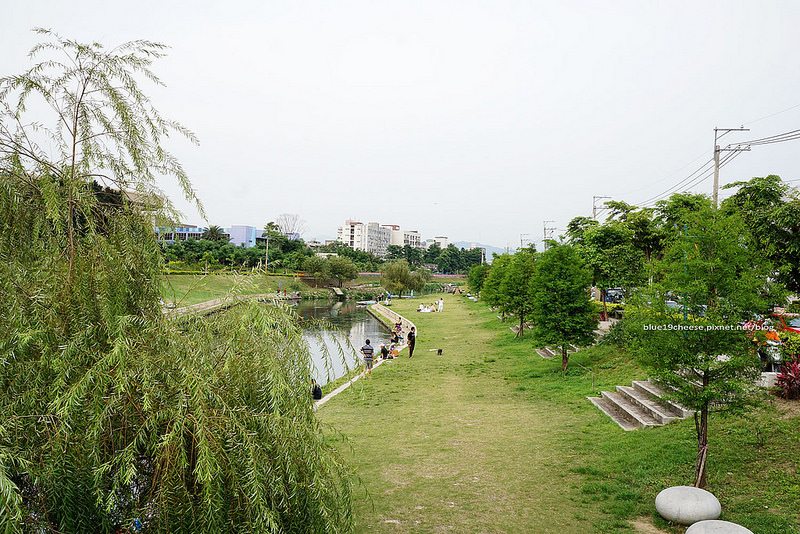 【台中大里】興大康橋水岸公園-休閒河川.假日親子遊散步野餐拍照親水景點.傍晚有夕陽可拍.晚上有燈光秀.輕艇協會訓練基地.假日好多人釣魚.中興大學體育場後方旱溪