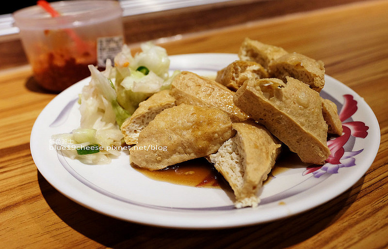 【台中西屯】腐男臭豆腐-腐男串燒酒場.臭豆腐外皮酥香.內軟Q.還有串燒類.金點子珠寶銀樓旁巷子內.臭豆腐界的文青.逢甲夜市商圈