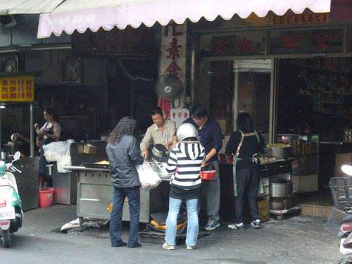 【台中沙鹿】沙鹿無名素食水煎包 – 沙鹿人的早餐.素食的喔!加辣老闆會將辣椒醬直接插到生煎包裡面喔.現包的水煎包.金成發金香舖前.光田醫院後方.食尚玩家報導