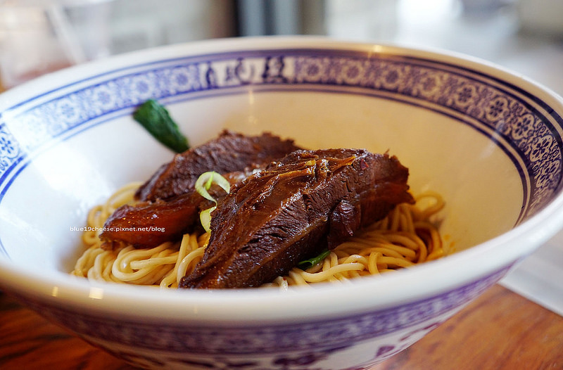 【台中西區】段純貞牛肉麵-新竹排隊人氣美食.網路票選全台十大牛肉麵店之一.台中公益路美食餐廳戰區就吃的到囉!品田牧場對面