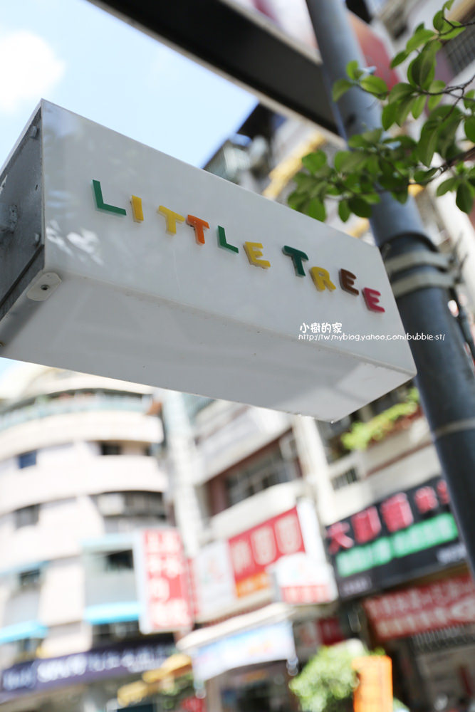 高雄 LITTLE TREE小樹的家 繪本 咖啡 輕食 – 很棒的親子餐廳.溫馨木質調.書籍種類多