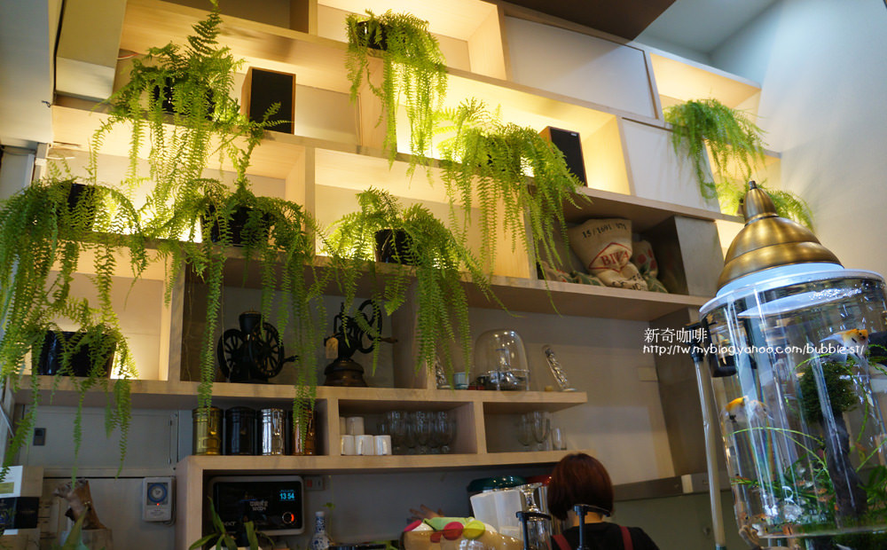 新奇咖啡 NEW&SURPRISING CAFE- 早餐便宜又好吃.74元而已內…喜歡吧台後面那面綠意盎然牆…